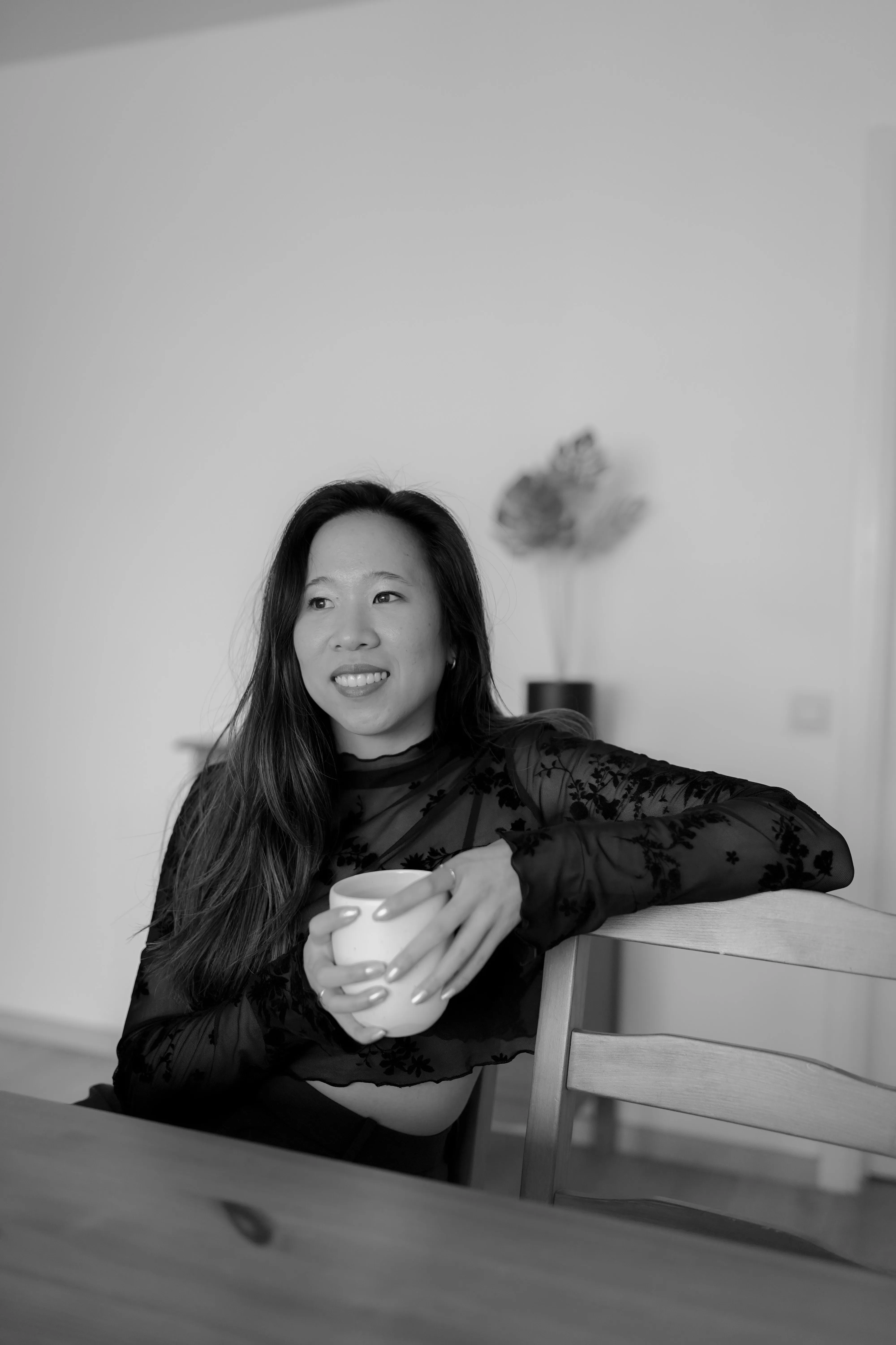 Portrait de Phi, une tasse de café à la main