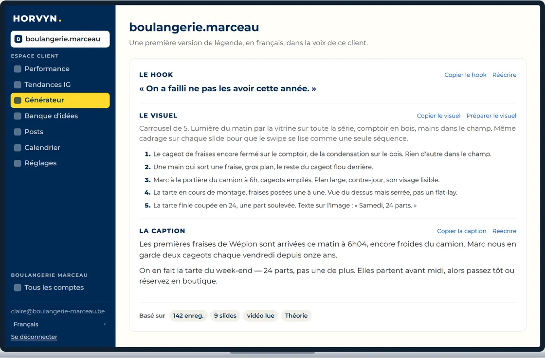 L’écran du générateur de posts, sur le compte boulangerie.marceau. « LE HOOK » : « On a failli ne pas les avoir cette année. » Puis « LE VISUEL » : carrousel de 5, avec une direction écrite pour chaque slide (le cageot de fraises encore fermé sur le comptoir, une main qui sort une fraise, Marc à la portière du camion à 6h, la tarte en cours de montage, la tarte finie coupée en 24). Puis « LA CAPTION », prête à publier : « Les premières fraises de Wépion sont arrivées ce matin à 6h04, encore froides du camion. Marc nous en garde deux cageots chaque vendredi depuis onze ans. On en fait la tarte du week-end — 24 parts, pas une de plus. Elles partent avant midi, alors passez tôt ou réservez en boutique. »